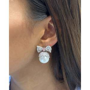 Boucles d'oreilles avec pendentif nœud en diamant - Product Image 4