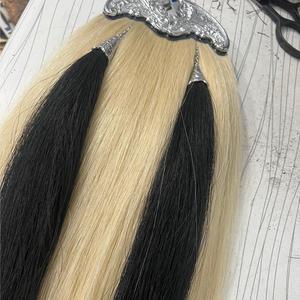 Este es un sporran original de pelo de caballo con cuerpo blanco, dos borlas negras y un cantilever cromado. - Product Image 3