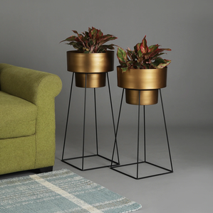 Maceta de metal dorado artesanal con logotipo personalizado con soporte para jardín interior y exterior - Product Image 2