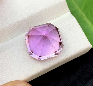 พลอยคุนไซต์สีชมพูธรรมชาติ ทรงเหลี่ยมแปดเหลี่ยม แบบเจียระไนทรงมรกต สำหรับทำเครื่องประดับ  แบบเจียระไนเหลี่ยมเพชรพลอย  ได้รับการรับรอง ขนาด 4 มม. ถึง 15 มม. - Product Image 5