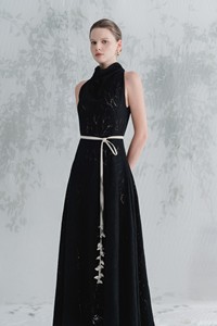 เดรสยาวทรงเอไลน์สีดำและสีเบจสำหรับผู้หญิงชุดเดรสแม็กซี่แขนกุดลายดอกไม้ผ้าลูกไม้คุณภาพดี - Product Image 4