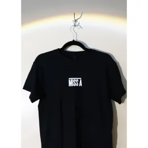 T-Shirt Nera da Donna Miss a, Traspirante in Cotone, Vestibilità Slim con Colletto a Fiocco, Stampa Vintage, Mezza Manica, Alta Qualità a Prezzo Conveniente - Product Image 1