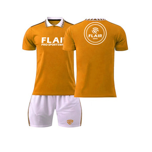 Kits de football rétro de haute qualité uniformes de maillot de football conçus sur mesure pour enfants hommes ensembles supérieurs à la mode nom/logo OEM inclus - Product Image 5
