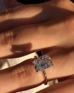 Anillo de compromiso de diamante cultivado en laboratorio de corte radiante de oro sólido de 18kt, ajuste de pavé de Halo a la moda, certificado IGI, regalo lujoso para mujer - Product Image 5