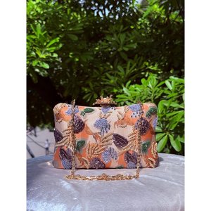 Pochette de soirée brodée florale et perlée avec perles de cristal, pour mariage, avec bandoulière chaîne et fermeture à rabat - Product Image 1