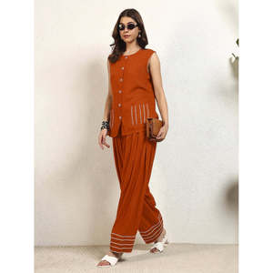Deebaco Ensemble coordonné 2 pièces décontracté pour femme, haut sans manches en rayonne crêpe couleur tan et pantalon salwar longueur cheville, col rond, coupe ample - Product Image 1
