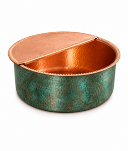 Bol à pédicure artisanal en cuivre martelé NJ avec couvercle, bassin rond pour spa des pieds, patine verte - Product Image 1