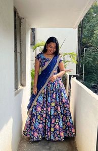 Nouvelle élégante vinaigrette indienne dernière tendance d'été imprimé fleuri Lehenga Choli avec paillettes et Zari travail exporté tenue indienne - Product Image 4