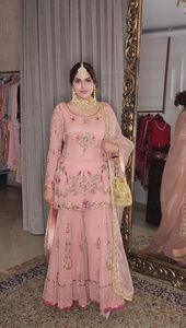 BRODERIE À DESIGN ÉBLOUISSANT SUR UNE ÉLÉGANTE ROBE KURTA & SARARA AVEC PERLES DE VERRE EN CRISTAL, PERLES, PIERRE, TRAVAIL DABKA POUR LA FÊTE @ 2024 - Product Image 2