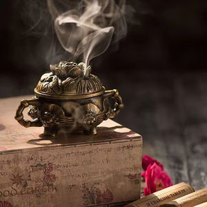 Brûleur d'encens en laiton attrayant avec des formes symboliques et un dessus ouvert idéal pour brûler des résines d'herbes ou de l'encens traditionnel - Product Image 1