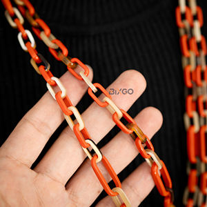 Mini collar de cadena multiusos Premium hecho de cuerno sintético en rojo intenso, accesorio de moda hecho a mano de 1,5 metros de longitud - Product Image 3