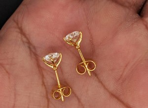 Pendientes Clásicos de Diamantes Cultivados en Laboratorio de 0.5ct por Par, Corte Brillante, Oro Sólido de 18K, Unisex, Lurba Jewels - Product Image 3