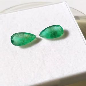 Paire d'émeraudes naturelles de qualité AAA 6.15 carats coupe poire couleur verte polissage brillant pour bijoux-pierres précieuses en vrac IGI - Product Image 1