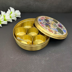 Boîte à épices en laiton indien décorative pour l'espace de cuisson traditionnel, offrant beauté et organisation pratique - Product Image 1