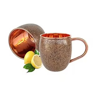 Taza de cobre hecha a mano con textura radiante que aporta sofisticación y brillo cálido a cualquier mesa - Product Image 5