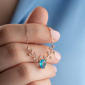 Collier en argent et plaqué or rose avec renne et zircon, idéal pour les occasions spéciales - Product Image 1