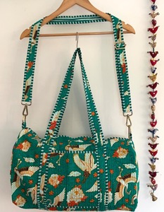 Bolsa de lona de algodón con estampado de pájaros verdes Bolsa de gimnasio de viaje de lujo Weekender con diseño duradero y ecológico de gran capacidad - Product Image 1