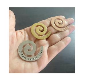 Marque-pages tendance en métal haut de gamme avec des finitions luxueuses et des détails complexes pour une touche sophistiquée - Product Image 3