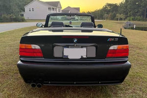 BMW M3 Convertible de 1999 Usado, Descapotable, Emoción Analógica, Espíritu de Conducción Puro, Rendimiento Clásico, en Venta - Product Image 3