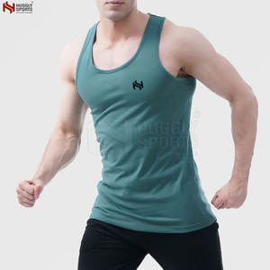 Camiseta sin mangas de entrenamiento informal para hombre HUGGLY SPORTS del fabricante de Pakistán, ropa de ejercicio de gimnasio transpirable de secado rápido de poliéster/algodón caliente - Product Image 4