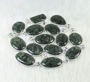 จี้พลอยเซราฟิไนต์สีเขียวธรรมชาติขัดเงาเรียบชุดเครื่องประดับจี้สำหรับขายปลีก - Product Image 2