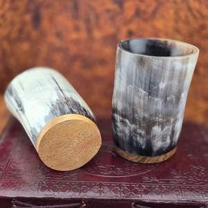 Taza de cuerno de búfalo ecológica de primera calidad, hecha a mano, estilo religioso Vikingo, artesanías naturales para cerveza, café o hidromiel - Product Image 2