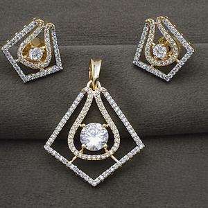 Ensemble de pendentifs styliste en or blanc avec zircon chatoyant pour fête, mariage, fiançailles, cadeau, fête élégante. - Product Image 1