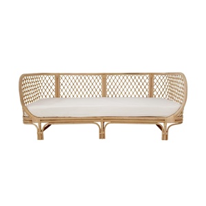Banc en rotin fabriqué à la main avec bords lisses et texture terreuse pour salon extérieur ou meubles de terrasse couverts - Product Image 2