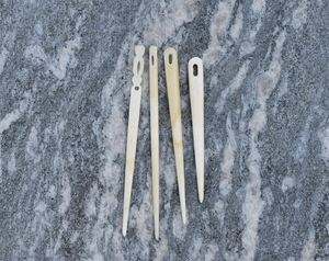 Aiguilles à tricoter en os naturel modernes de TIMELESS CRAFT Natural Creations Inc, écologiques, technique de polissage, gravure, taille personnalisée - Product Image 3