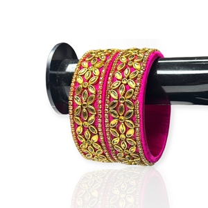 Ensemble de bracelets en métal avec design de fil rose vif tendance Bordure de perles plaqué or Vêtements de fête de mariage à prix de gros - Product Image 3