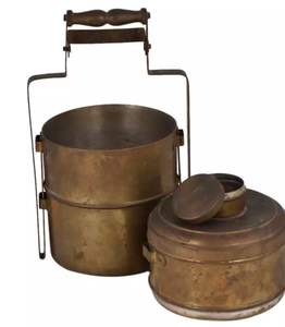 Fiambrera Tiffin de latón indio auténtica hecha a mano por artesanos expertos que muestran la cultura tradicional y la belleza atemporal - Product Image 1
