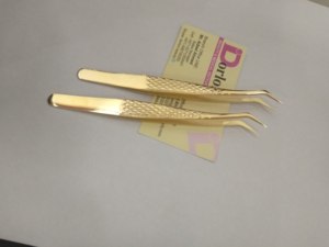 Pince à épiler en acier inoxydable plaqué or à motif pointillé poignée avec logo personnalisé pour extension de cils incurvés à 45 degrés - Product Image 2