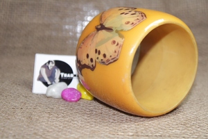 Brazalete de resina con diseño de mariposa redonda Premium Tradnary para mujer impreso en Color amarillo accesorio de boda de moda tradicional - Product Image 3