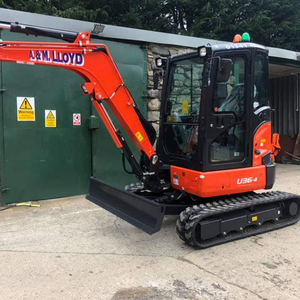 Mini-excavatrice Kubota U36-4 rouge sur chenilles, compacte, avec godet et lame pour travaux agricoles et de construction - Product Image 1