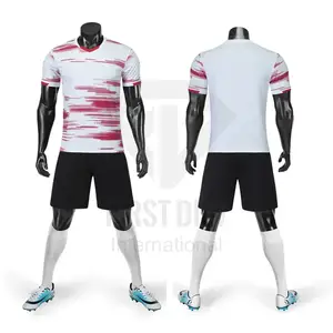 Neue maßge schneiderte Herren Sport Fußball Uniform Individuelles Logo Günstige Neueste Design Hochwertige Komfortable Fußball Uniform