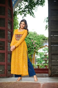 Zain Exports Nouveaux vêtements de fête pour femmes KURTI en tissu avec imprimé BANDHEJ, travail de patchwork KUTCHI, fausse georgette, réversible, toutes saisons - Product Image 3