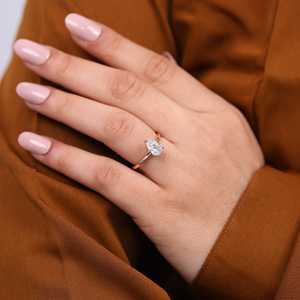 Anillo de Compromiso Solitario con Diamante de Corte Pera Cultivado en Laboratorio con Engaste Elegante - Product Image 4