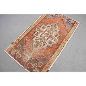 Alfombra vintage de 1.8x3.1 pies, alfombra turca, alfombra de lana con motivos de plantas y árboles rojos - Product Image 3