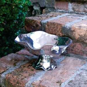 Bol de service décoratif en métal argenté de haute qualité avec un design de vague moderne Forme incurvée élégante Parfait pour les repas et l'affichage - Product Image 2