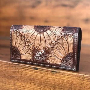 محفظة للرجال مصنوعة يدويًا من الجلد الأصلي بتصميم مخصص من الجهة المصنعة وتُعد محفظة طويلة كاجوال قياسية