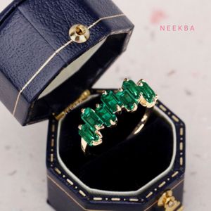 Bague émeraude unique faite à la main en or massif 14 carats taille émeraude de laboratoire remplacement de pierre précieuse disponible - Product Image 4