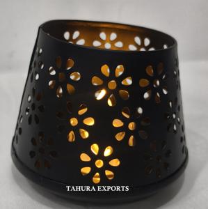 Bougeoir en filet en métal raffiné pour le design intérieur avec une texture subtile idéal pour les chambres, les salles à manger ou les entrées - Product Image 1