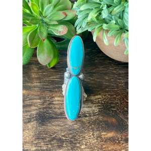 Anillo de Plata de Ley con Turquesa Tony Yazzie Kingman, Talla 8, Estilo Agrupado con Bisel - Product Image 1
