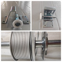 Porte sectionnelle motorisée en panneaux sandwich en acier et PU de qualité fiable pour centre de distribution logistique et atelier de réparation professionnel