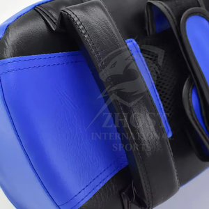 เป้าซ้อมมวยไทย MMA หนังสีน้ำเงินดำ แบบโค้ง สายรัดคู่ สำหรับฝึกซ้อมเทควันโด คิกบ็อกซิ่ง - Product Image 4