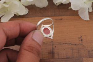 แหวนเงินแท้ 925 ประดับหยกสีชมพูทรงรี ตัวเรือนแบบ Bezel Setting ทำมือ สไตล์โบโฮคลาสสิก เรียบหรู แหวนเดี่ยว สำหรับทั้งชายและหญิง เหมาะสำหรับงานแต่งงาน - Product Image 4