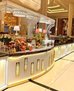 Comptoir de restauration en bois de qualité supérieure Présentoir de buffet personnalisable, durable et élégant pour hôtels - Product Image 1