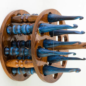 Crochet en résine et bois fabriqués à la main sur mesure Nawe Swirl Design. Sa construction légère mais robuste assure la durabilité par FWE - Product Image 1