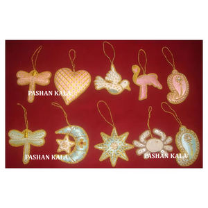 Broderie indienne de meilleure qualité faite à la main en or Zari et travail de perles sur plusieurs formes pour les ornements suspendus de broderie Zari - Product Image 1