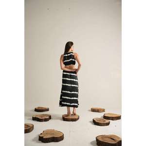 Robe longue maxi pour femme, noire et blanche, tie-dye, à découpes, sans manches, style bohème, pour l'été - Product Image 4